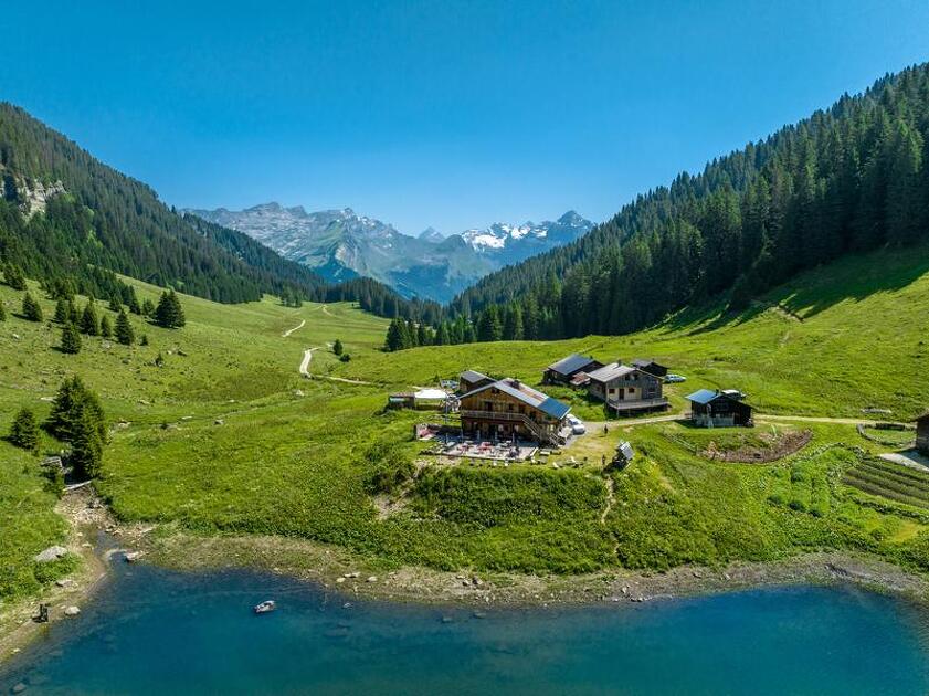 © Lac de Gers prise par un drone - OT Samoens - Mathilda Manzi